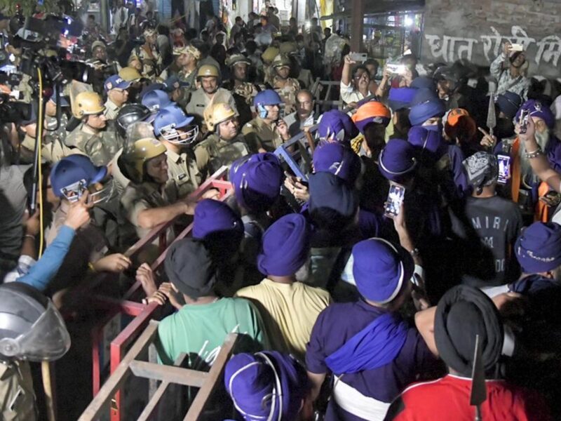 निहंग सिखों ने उत्तराखंड सीमा पर बैरिकेड तोड़े, हाई अलर्ट