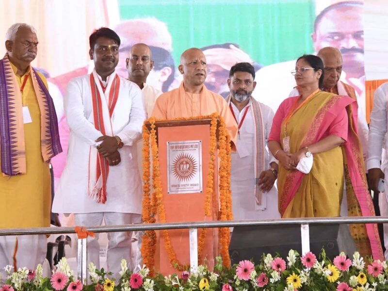 योगी आदित्यनाथ ने संत कबीर नगर में 475 करोड़ की परियोजनाओं का शिलान्यास किया