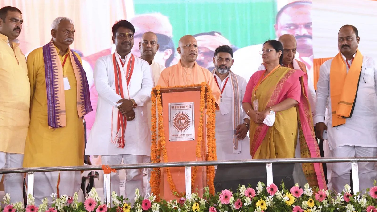 योगी आदित्यनाथ ने संत कबीर नगर में 475 करोड़ की परियोजनाओं का शिलान्यास किया