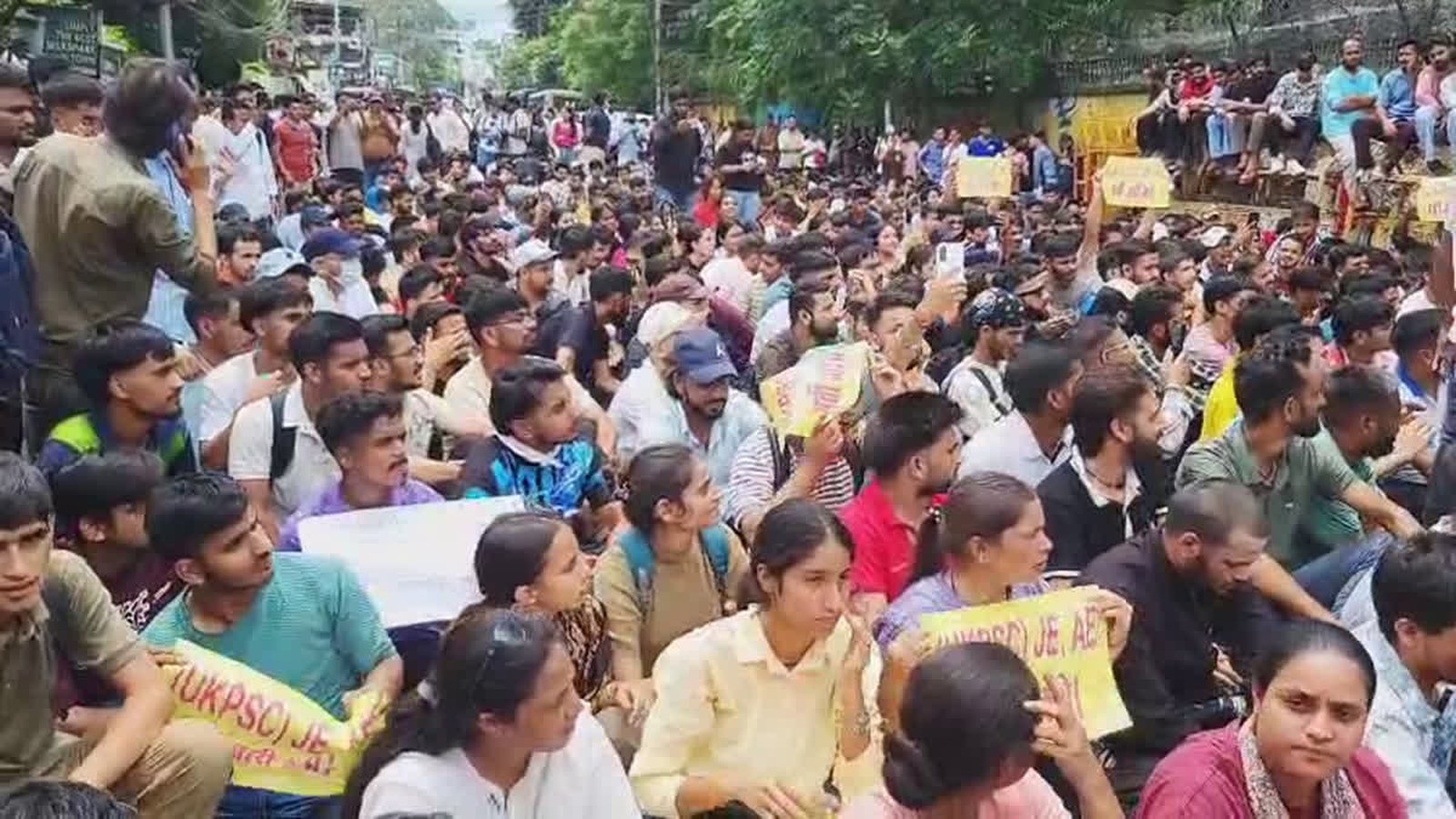देहरादून में बेरोजगार युवाओं का ‘सचिवालय कूच’, भर्तियों में तेजी व कैलेंडर की मांग