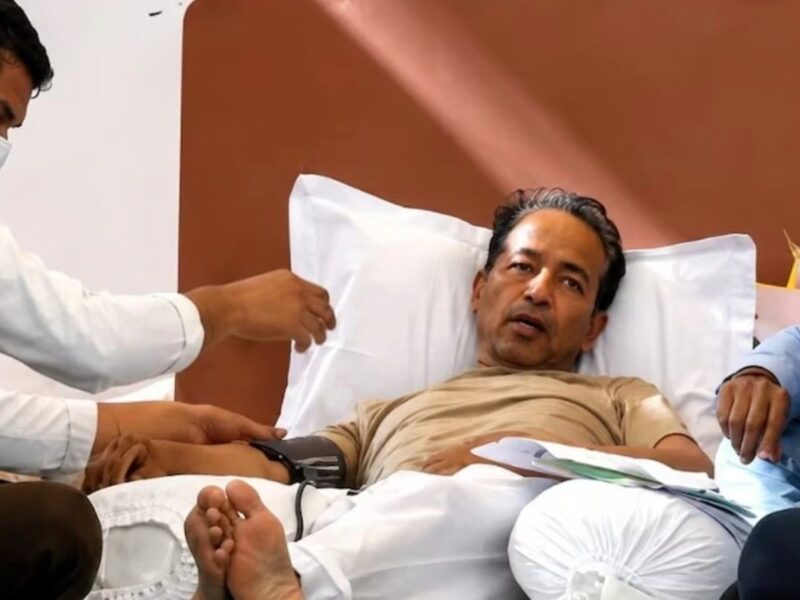 जंतर‑मंतर पर CJP संस्थापक अभिजीत दिपके पर नीली स्याही फेंकी; वीडियो वायरल