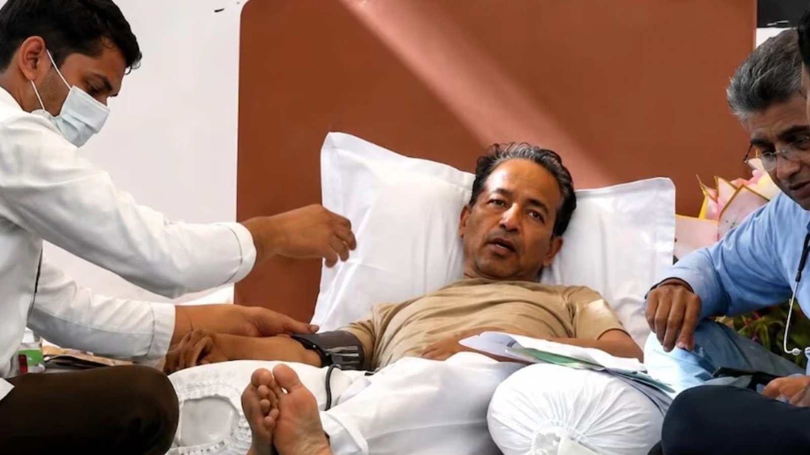 जंतर‑मंतर पर CJP संस्थापक अभिजीत दिपके पर नीली स्याही फेंकी; वीडियो वायरल