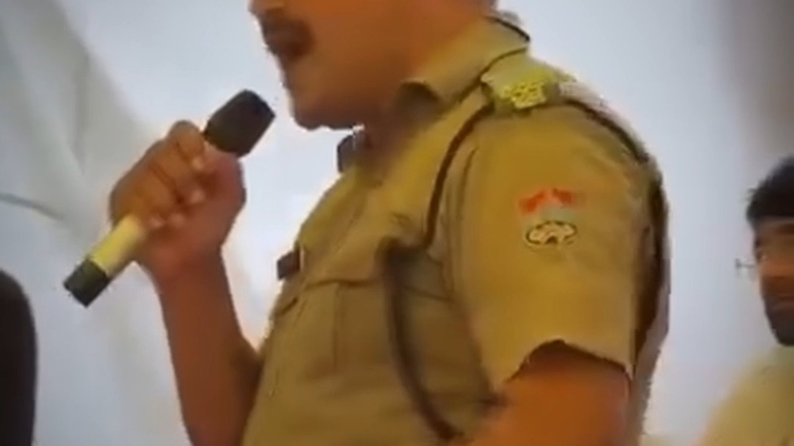 जंतर‑मंतर पर वर्दी में पहुंचे व्यक्ति ने खुद को उत्तराखंड पुलिसकर्मी बताकर इस्तीफा जताया; पुलिस बोली—पहले से निलंबित