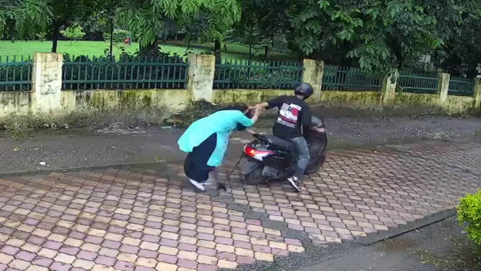 देहरादून: वसंत विहार में बुजुर्ग महिला से सरेआम चेन स्नेचिंग, धक्का देकर गिराया; CCTV वीडियो वायरल
