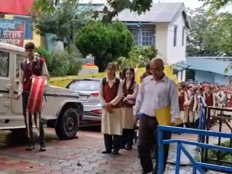 पौड़ी में ढोल-नगाड़े बजाकर DFO दफ्तर पहुंचे 100 स्कूली बच्चे, खतरनाक पेड़ हटाने के लिए खोला मोर्चा