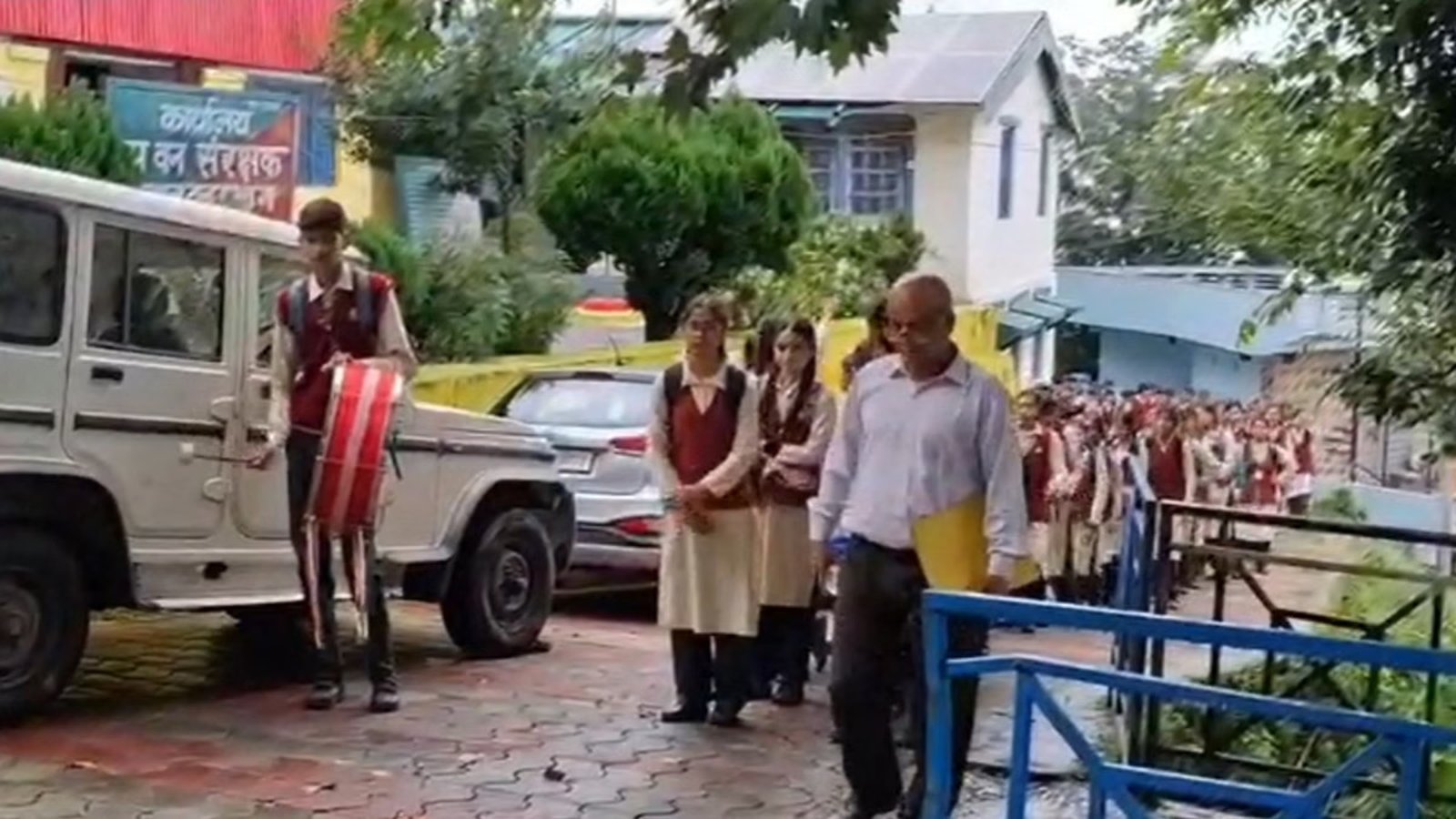 पौड़ी में ढोल-नगाड़े बजाकर DFO दफ्तर पहुंचे 100 स्कूली बच्चे, खतरनाक पेड़ हटाने के लिए खोला मोर्चा