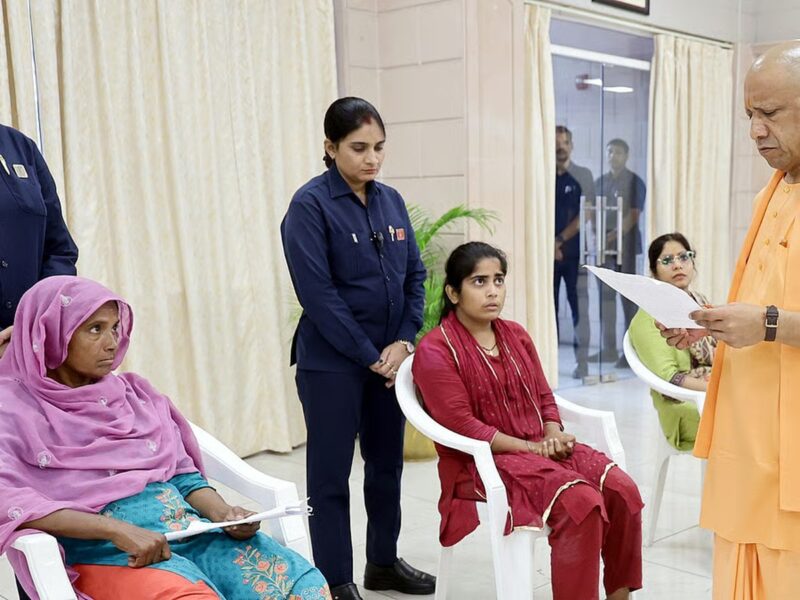 लखनऊ: जनता दर्शन में पहुंचे थैलेसीमिया पीड़ित बच्चे के मुफ्त इलाज का सीएम योगी ने दिया निर्देश