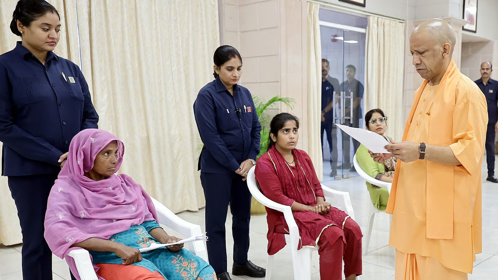 लखनऊ: जनता दर्शन में पहुंचे थैलेसीमिया पीड़ित बच्चे के मुफ्त इलाज का सीएम योगी ने दिया निर्देश