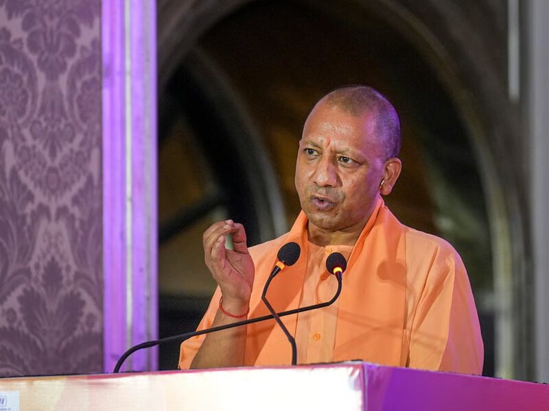 यूपी टेक्स-2026: सीएम योगी ने किया दो दिवसीय सम्मेलन का शुभारंभ, 50 वस्त्र इकाइयों को दिए एलओसी