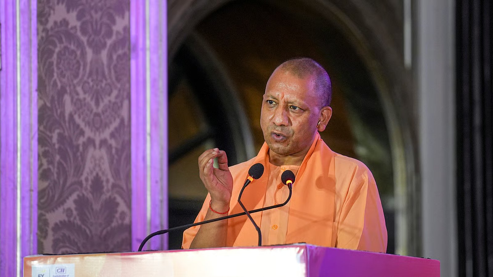 यूपी टेक्स-2026: सीएम योगी ने किया दो दिवसीय सम्मेलन का शुभारंभ, 50 वस्त्र इकाइयों को दिए एलओसी