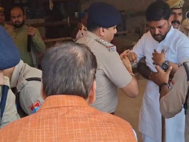 उत्तराखंड: किच्छा में स्ट्रांग रूम के बाहर भिड़े कांग्रेस-भाजपा समर्थक, बेहड़ व राजेश शुक्ला हिरासत में