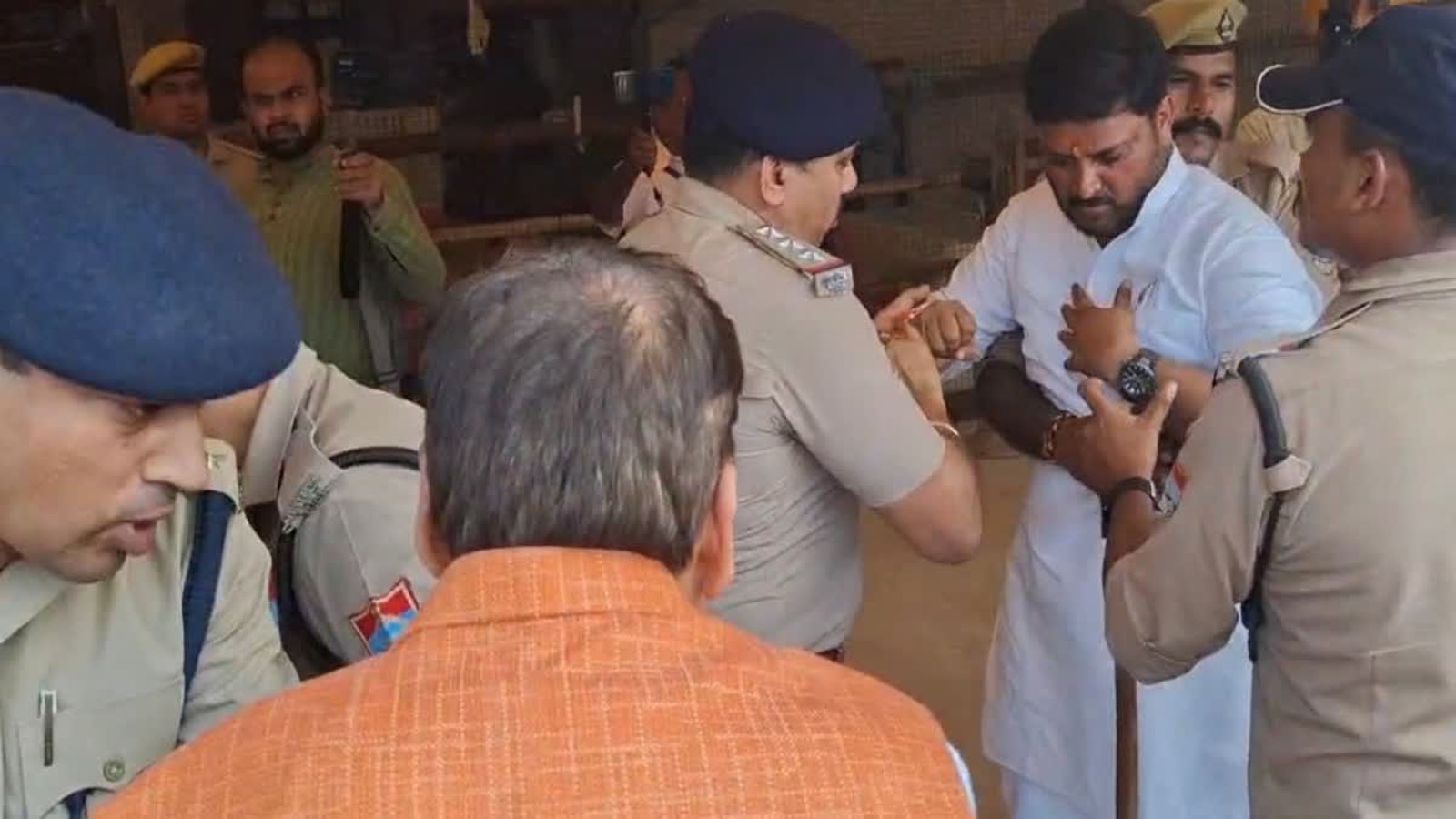 उत्तराखंड: किच्छा में स्ट्रांग रूम के बाहर भिड़े कांग्रेस-भाजपा समर्थक, बेहड़ व राजेश शुक्ला हिरासत में