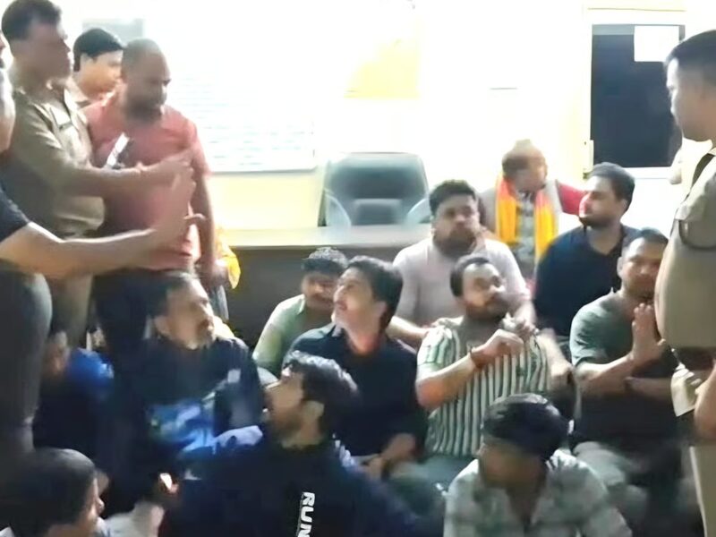 उत्तराखंड: रामनगर में ‘लव जिहाद’ झांकी पर भाजपा कार्यकर्ता पर FIR, कोतवाली में भाजपाइयों का प्रदर्शन