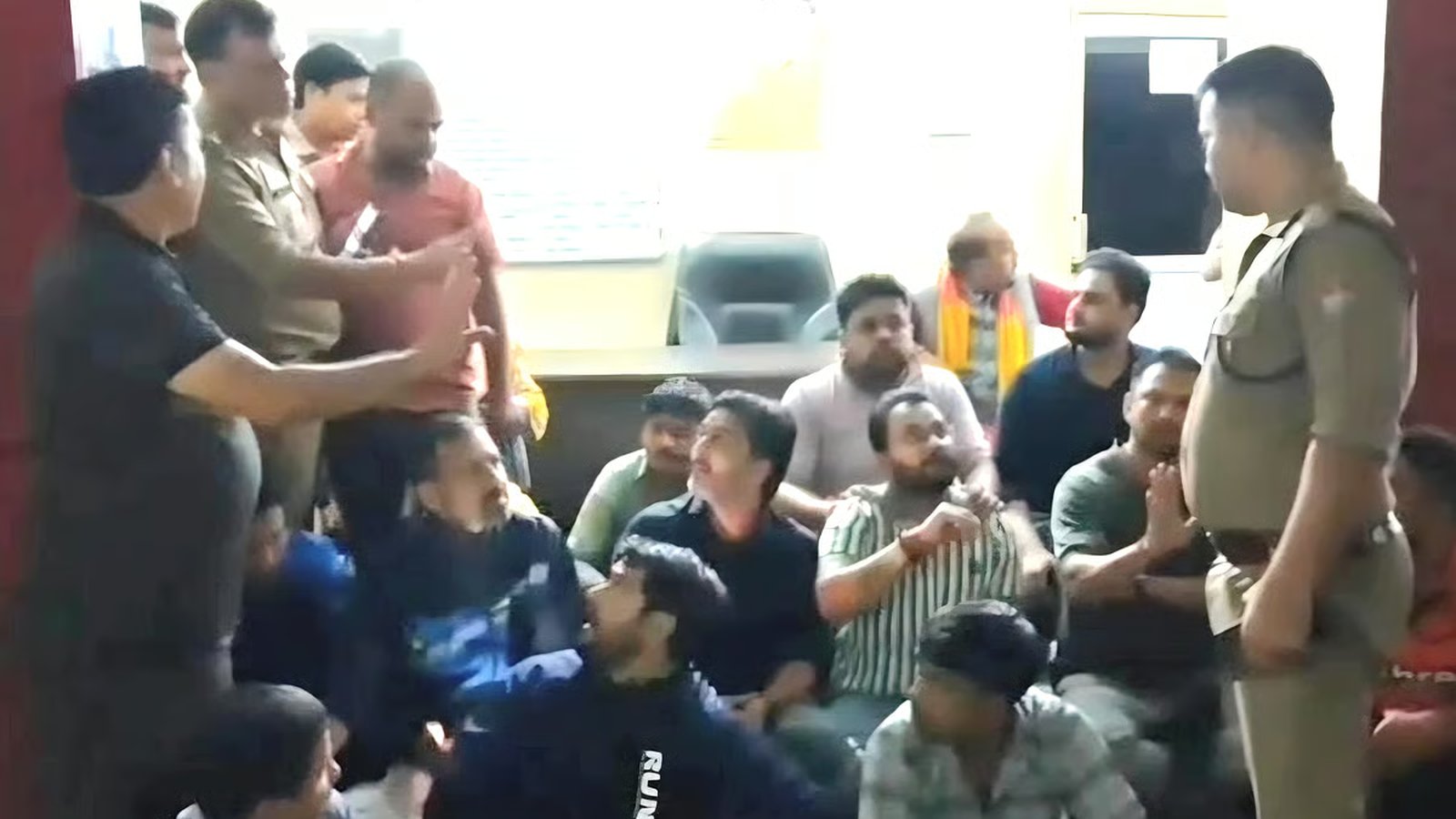उत्तराखंड: रामनगर में 'लव जिहाद' झांकी पर भाजपा कार्यकर्ता पर FIR, कोतवाली में भाजपाइयों का प्रदर्शन